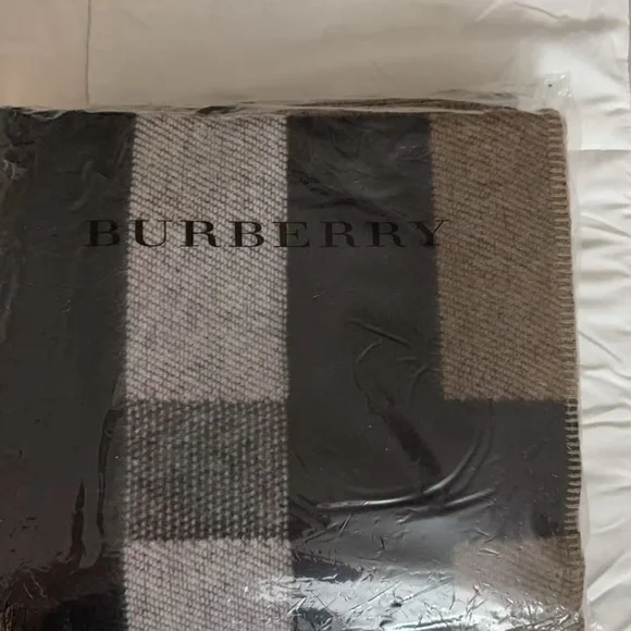 Burberry Burgundy and Black Wool Poncho - Picture 6 of 8